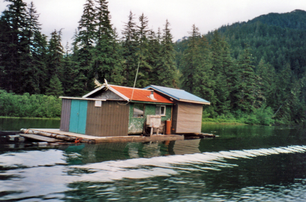 moving houseboat